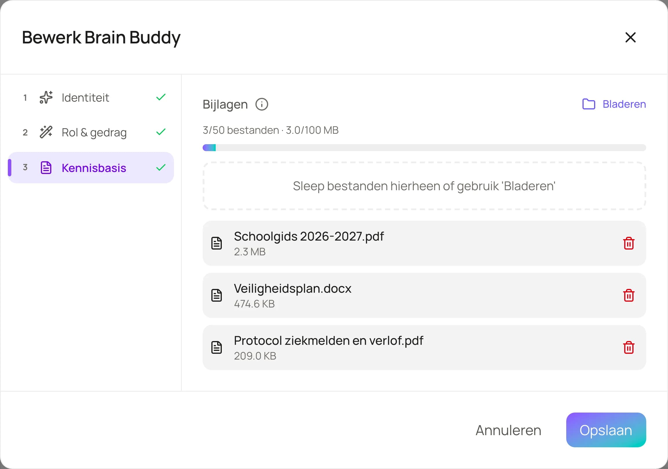 Uitsnede uit Brain Buddy: het venster Bewerk Brain Buddy. Stap 3 heet Kennisbasis en bevat drie geüploade documenten: een schoolgids, een veiligheidsplan en een protocol over ziekmelden en verlof.