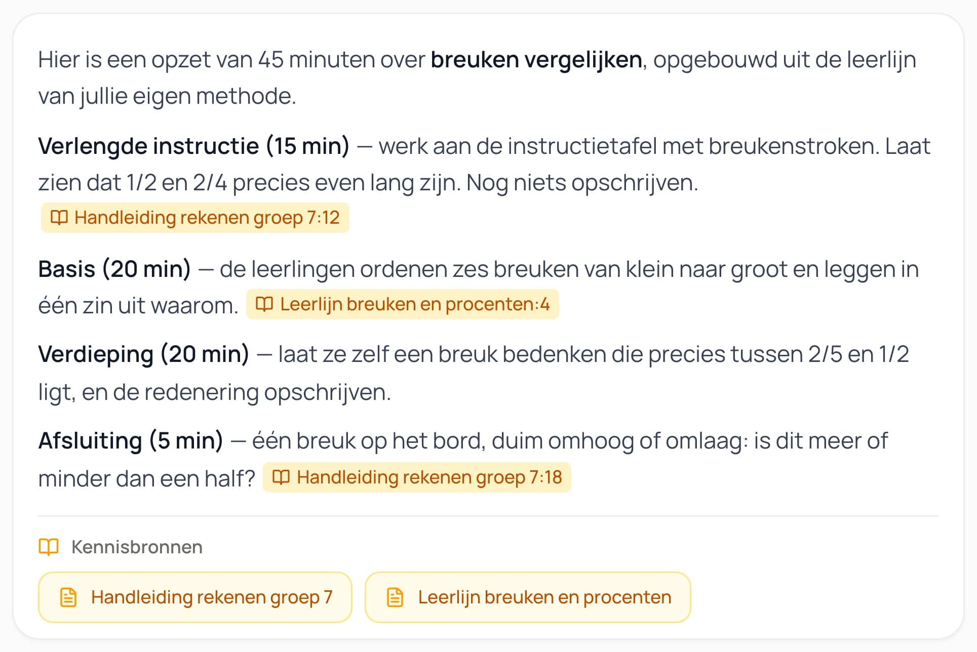 Uitsnede uit Brain Buddy: een antwoord met een rekenles van 45 minuten op drie niveaus. Achter de onderdelen staan gele labels met de eigen handleiding en leerlijn, en onderaan een blok Kennisbronnen.