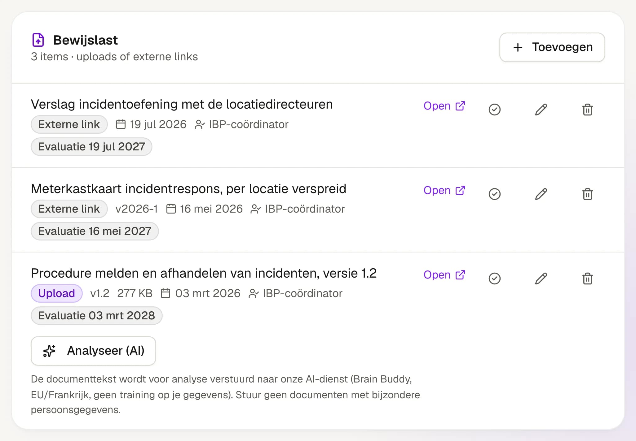 Uitsnede uit EduNexus Kompas: het blok Bewijslast bij een norm met drie bewijsstukken: twee externe links en een geüploade procedure, versie 1.2. Onder de upload staat de knop "Analyseer (AI)" met de tekst dat de documenttekst voor analyse naar Brain Buddy in de EU gaat en niet wordt gebruikt voor training.