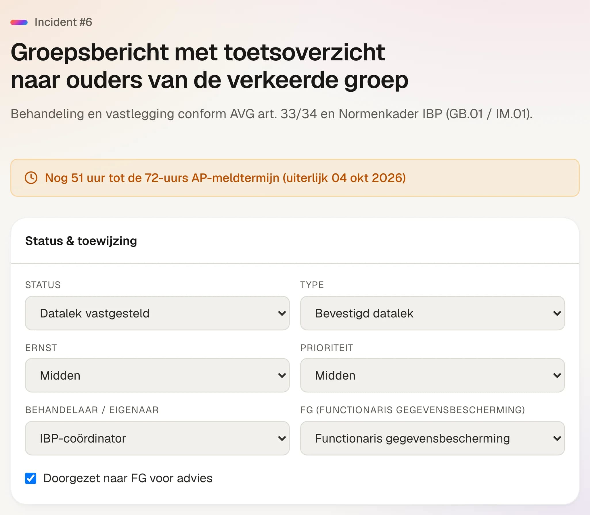 Uitsnede uit EduNexus Kompas: incident 6, "Groepsbericht met toetsoverzicht naar ouders van de verkeerde groep", met een oranje balk "Nog 51 uur tot de 72-uurs AP-meldtermijn (uiterlijk 04 okt 2026)". Daaronder status Datalek vastgesteld, ernst en prioriteit midden, behandelaar IBP-coördinator, en het vinkje "Doorgezet naar FG voor advies".