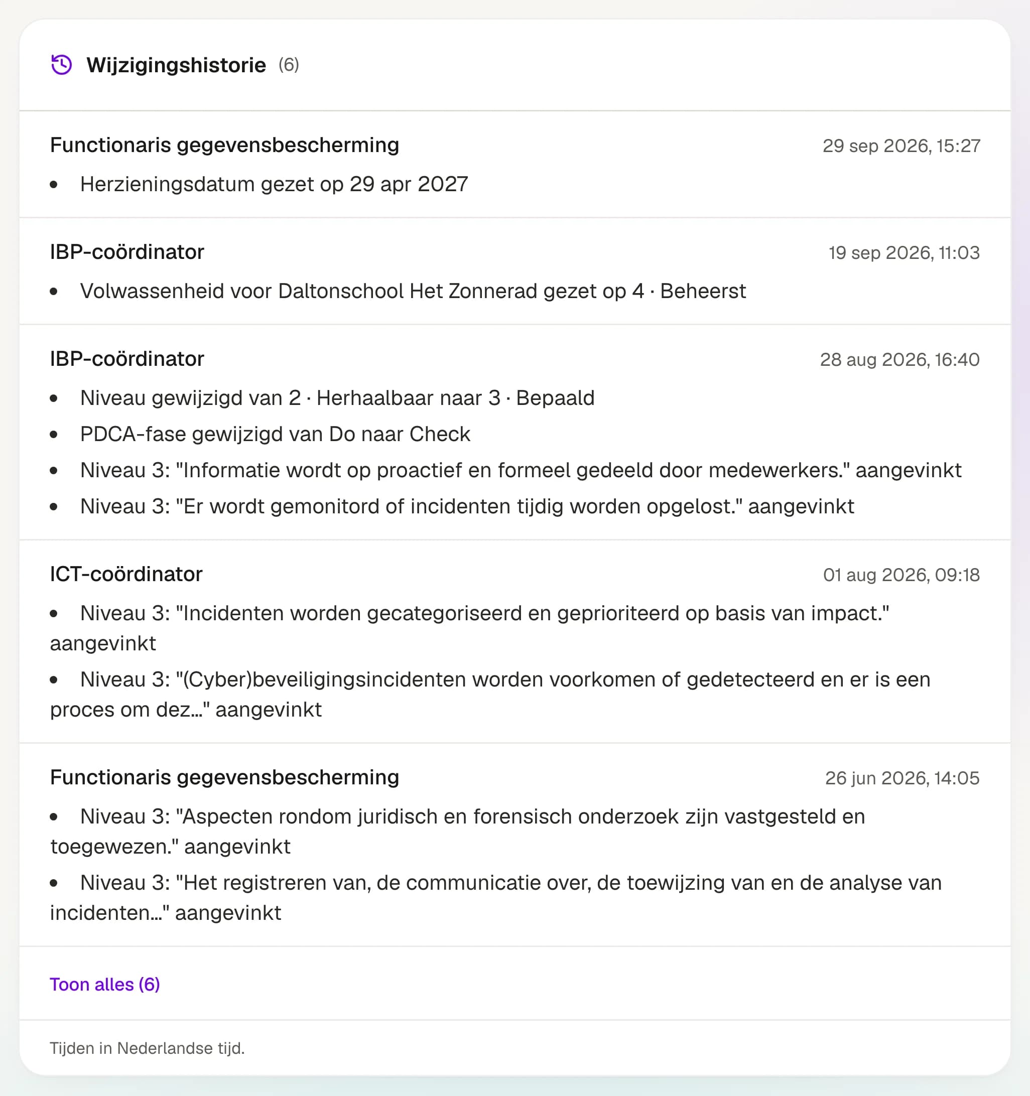 Uitsnede uit EduNexus Kompas: de wijzigingshistorie van een norm met vijf zichtbare regels van de functionaris gegevensbescherming, de IBP-coördinator en de ICT-coördinator, tussen 26 juni en 29 september 2026. Een regel meldt "Niveau gewijzigd van 2 · Herhaalbaar naar 3 · Bepaald", andere regels noemen afgevinkte punten en een nieuwe herzieningsdatum.